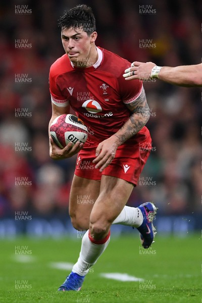 210226 - Wales v Scotland - Guinness Men's Six Nations - Louis Rees-Zammit of Wales is challenged by Duhan van der Merwe of Scotland