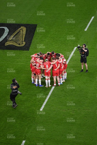 210226 - Wales v Scotland - Guinness Men's Six Nations - Wales huddle