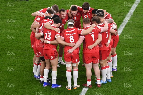 210226 - Wales v Scotland - Guinness Men's Six Nations - Wales huddle