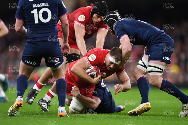 210226 - Wales v Scotland - Guinness Men's Six Nations - Ben Carter of Wales is challenged by Max Williamson of Scotland