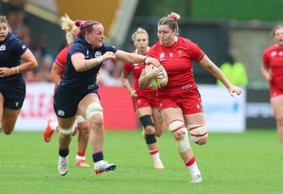 230825 - Wales v Scotland, Women’s Rugby World Cup - Gwen Crabb of Wales breaks away