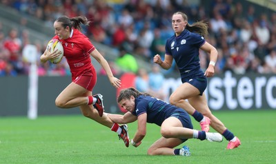 230825 - Wales v Scotland, Women’s Rugby World Cup - Nel Metcalfe of Wales breaks for the line