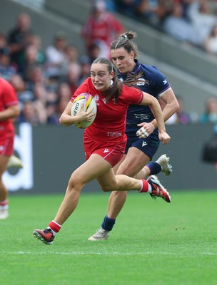 230825 - Wales v Scotland, Women’s Rugby World Cup - Nel Metcalfe of Wales breaks for the line