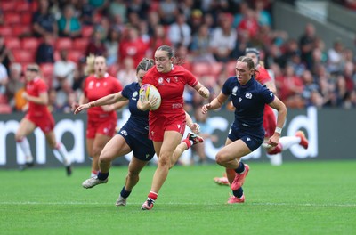 230825 - Wales v Scotland, Women’s Rugby World Cup - Nel Metcalfe of Wales breaks for the line