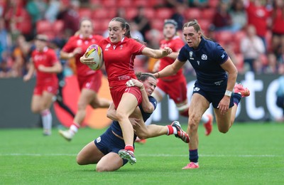 230825 - Wales v Scotland, Women’s Rugby World Cup - Nel Metcalfe of Wales breaks for the line