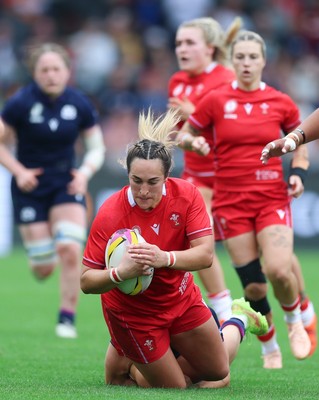 230825 - Wales v Scotland, Women’s Rugby World Cup - Courtney Keight of Wales looks to break away