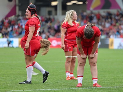 230825 - Wales v Scotland, Women’s Rugby World Cup - Wales players at the end of the match