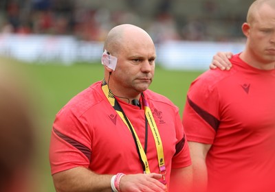 230825 - Wales v Scotland, Women’s Rugby World Cup - Sean Lynn, Wales Women head coach speaks to the players at the end of the match
