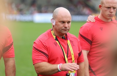 230825 - Wales v Scotland, Women’s Rugby World Cup - Sean Lynn, Wales Women head coach speaks to the players at the end of the match