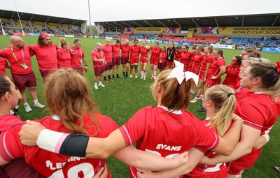 230825 - Wales v Scotland, Women’s Rugby World Cup - The Wales team huddle up at the end of the match