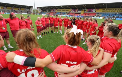 230825 - Wales v Scotland, Women’s Rugby World Cup - The Wales team huddle up at the end of the match