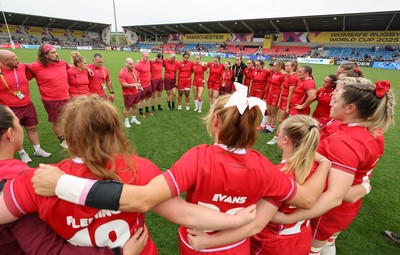 230825 - Wales v Scotland, Women’s Rugby World Cup - The Wales team huddle up at the end of the match