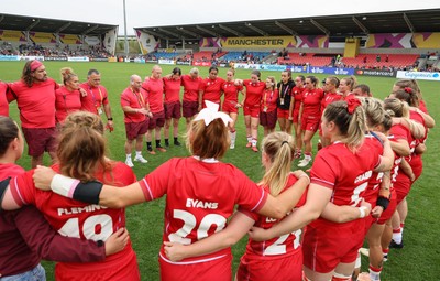 230825 - Wales v Scotland, Women’s Rugby World Cup - The Wales team huddle up at the end of the match