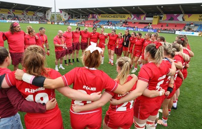230825 - Wales v Scotland, Women’s Rugby World Cup - The Wales team huddle up at the end of the match