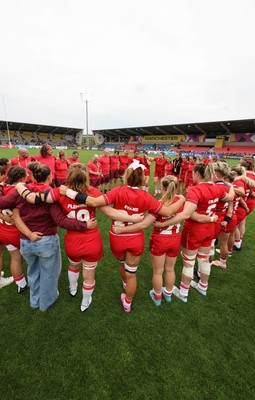 230825 - Wales v Scotland, Women’s Rugby World Cup - The Wales team huddle up at the end of the match