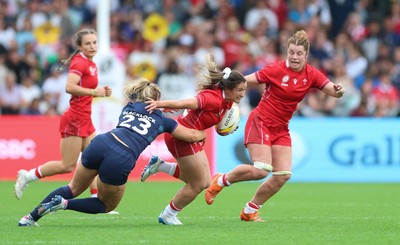 230825 - Wales v Scotland, Women’s Rugby World Cup - Nel Metcalfe of Wales takes on Beth Blacklock of Scotland