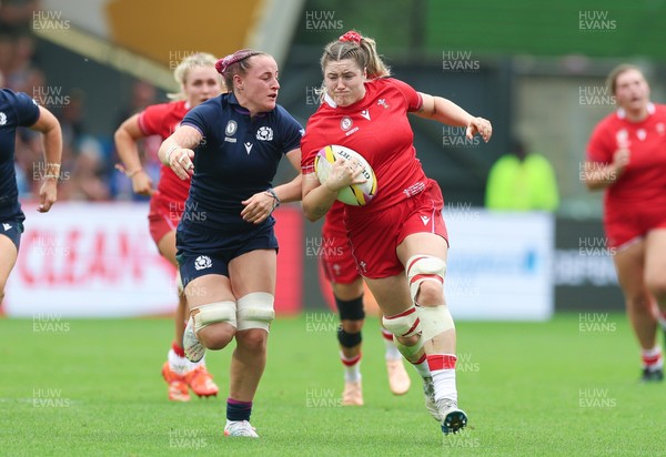 230825 - Wales v Scotland, Women’s Rugby World Cup - Gwen Crabb of Wales breaks away