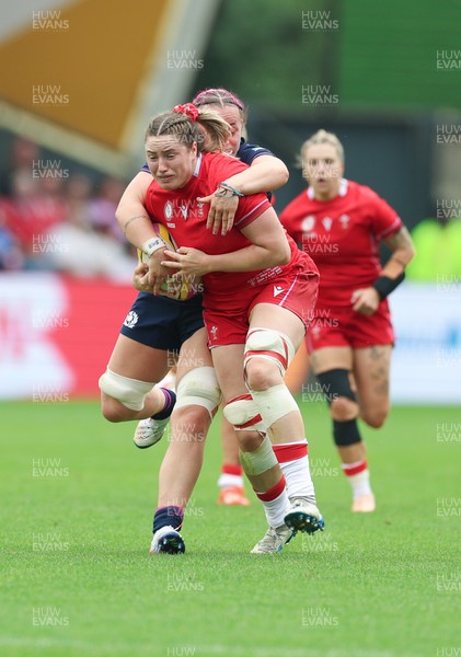 230825 - Wales v Scotland, Women’s Rugby World Cup - Gwen Crabb of Wales breaks away