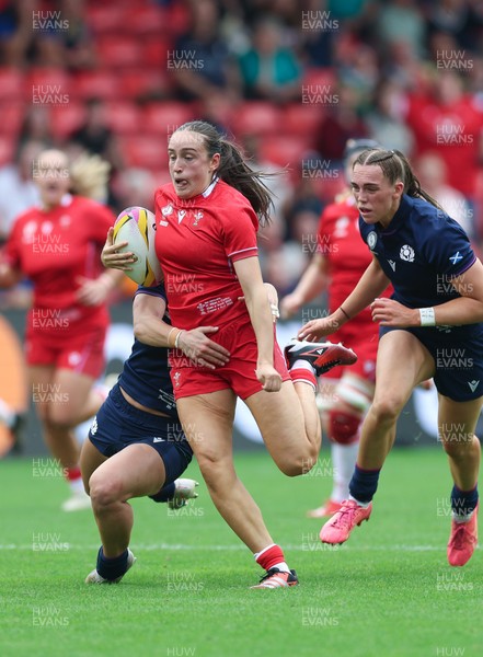 230825 - Wales v Scotland, Women’s Rugby World Cup - Nel Metcalfe of Wales breaks for the line