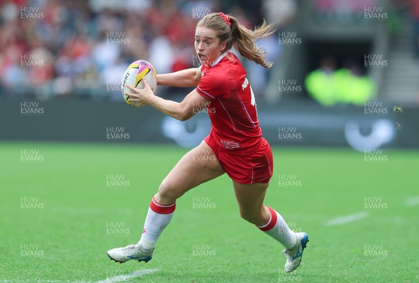 230825 - Wales v Scotland, Women’s Rugby World Cup - Lisa Neumann of Wales breaks away