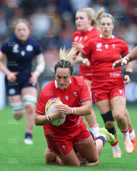 230825 - Wales v Scotland, Women’s Rugby World Cup - Courtney Keight of Wales looks to break away