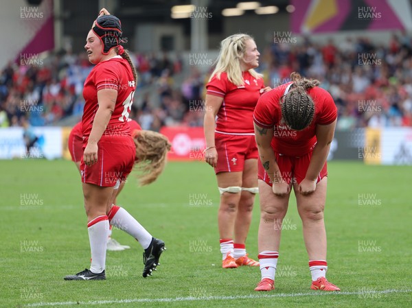 230825 - Wales v Scotland, Women’s Rugby World Cup - Wales players at the end of the match