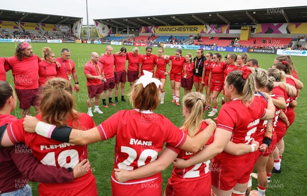 230825 - Wales v Scotland, Women’s Rugby World Cup - The Wales team huddle up at the end of the match