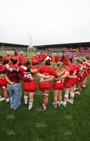 230825 - Wales v Scotland, Women’s Rugby World Cup - The Wales team huddle up at the end of the match