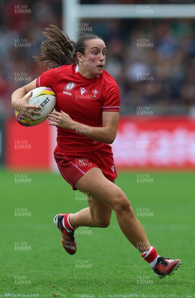 230825 - Wales v Scotland, Women’s Rugby World Cup - Nel Metcalfe of Wales