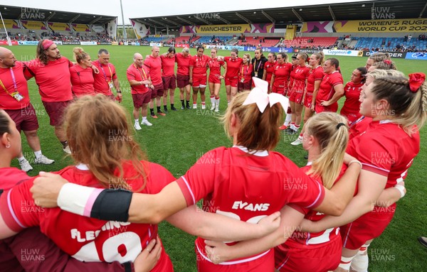 230825 - Wales v Scotland, Women’s Rugby World Cup - Wales team huddle together at the end of the match