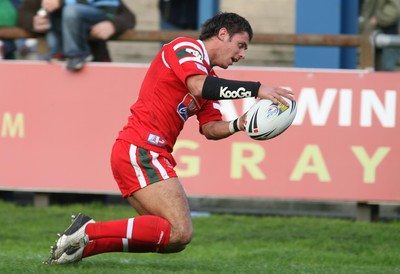 29.10.06...Wales v Scotland Rugby League, Bridgend. Wales' Richard Johnson dives in to score try 