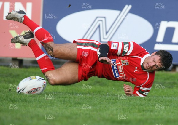 29.10.06...Wales v Scotland Rugby League, Bridgend. Wales' Richard Johnson dives in to score try 