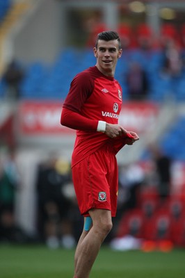 100913 - Wales v Serbia, FIFA 2014 World Cup Qualifying - Wales' Gareth Bale, who starts the match on the bench, warms up before the match(c) Huw Evans Picture Agency, Cardiff