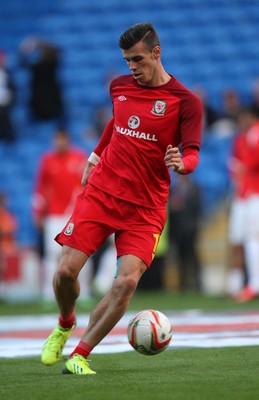 100913 - Wales v Serbia, FIFA 2014 World Cup Qualifying - Wales' Gareth Bale, who starts the match on the bench, warms up before the match(c) Huw Evans Picture Agency, Cardiff