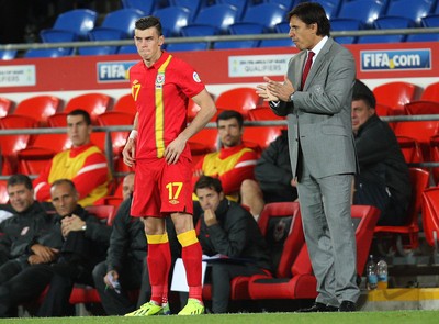 100913 - Wales v Serbia, FIFA 2014 World Cup Qualifying - Wales' Gareth Bale waits to come onto the field, with manager Chris Coleman- (c) Huw Evans Picture Agency, Cardiff