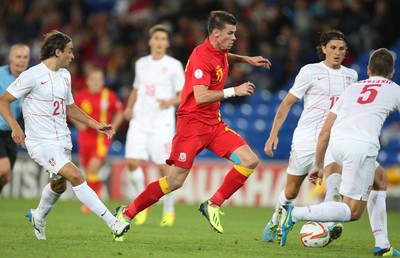 100913 - Wales v Serbia, FIFA 2014 World Cup Qualifying - Wales' Gareth Bale tests the Serbian defence- (c) Huw Evans Picture Agency, Cardiff