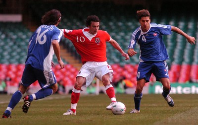 07.10.06 - Euro 2008 Qualifying Match, Group D Wales v Slovakia Wales' Simon Davies tries to beat Matej Krajcik (L) and Martin Petras 