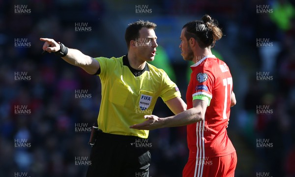 240319 - Wales v Slovakia - UEFA EURO 2020 Qualifier - Gareth Bale of Wales speaks to the referee after David Brooks yellow card