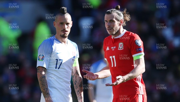 240319 - Wales v Slovakia - UEFA EURO 2020 Qualifier - Gareth Bale of Wales speaks to Marek Hamsik after David Brooks yellow card