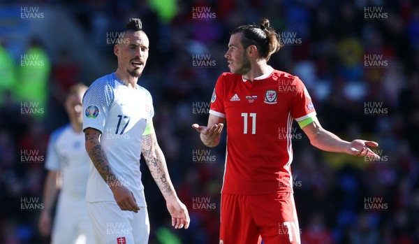 240319 - Wales v Slovakia - UEFA EURO 2020 Qualifier - Gareth Bale of Wales speaks to Marek Hamsik after David Brooks yellow card