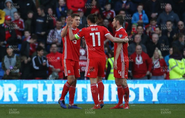 240319 - Wales v Slovakia - UEFA EURO 2020 Qualifier - James Lawrence, Ben Davies and Gareth Bale of Wales celebrate at full time