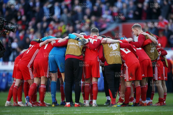 240319 - Wales v Slovakia - UEFA EURO 2020 Qualifier - Wales team huddle at full time