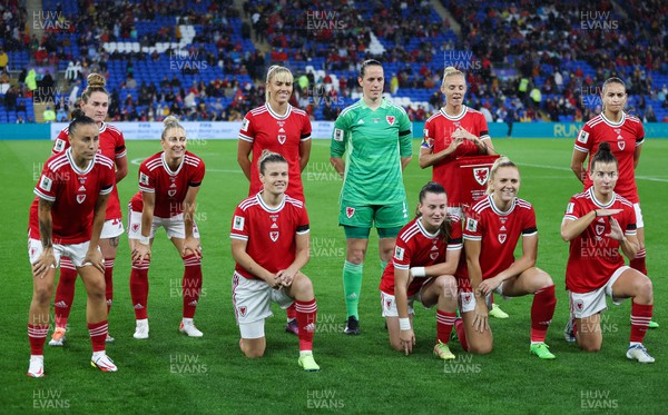 060922 - Wales v Slovenia, FIFA Women's World Cup 2023 Qualifier - The Wales team pose for a photograph at the start of the match