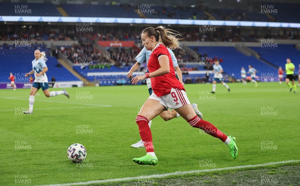 060922 - Wales v Slovenia, FIFA Women's World Cup 2023 Qualifier - Kayleigh Green of Wales gets away from Kaja Erzen of Slovenia