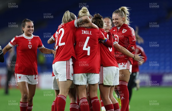 060922 - Wales v Slovenia, FIFA Women's World Cup 2023 Qualifier - Wales players celebrate the win at the end of the match