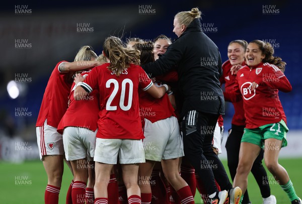 060922 - Wales v Slovenia, FIFA Women's World Cup 2023 Qualifier - Wales players celebrate the win at the end of the match
