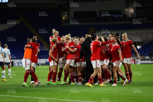 060922 - Wales v Slovenia, FIFA Women's World Cup 2023 Qualifier - Wales players celebrate at the end of the match