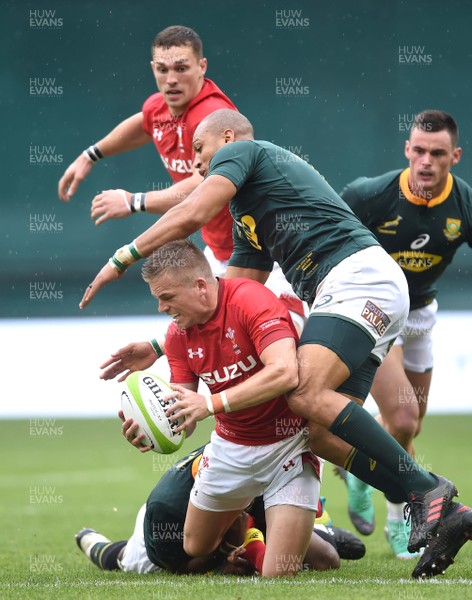 020618 - Wales v South Africa - International Rugby - Gareth Anscombe of Wales is tackled by Chiliboy Ralepelle of South Africa