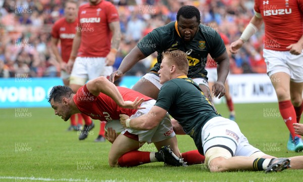020618 - Wales v South Africa - International Rugby - Tomos Williams of Wales scores try