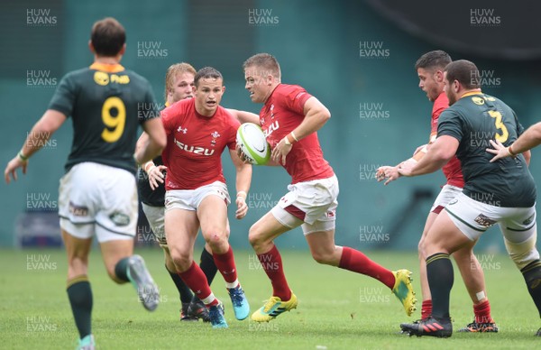 020618 - Wales v South Africa - International Rugby - Gareth Anscombe of Wales gets into space